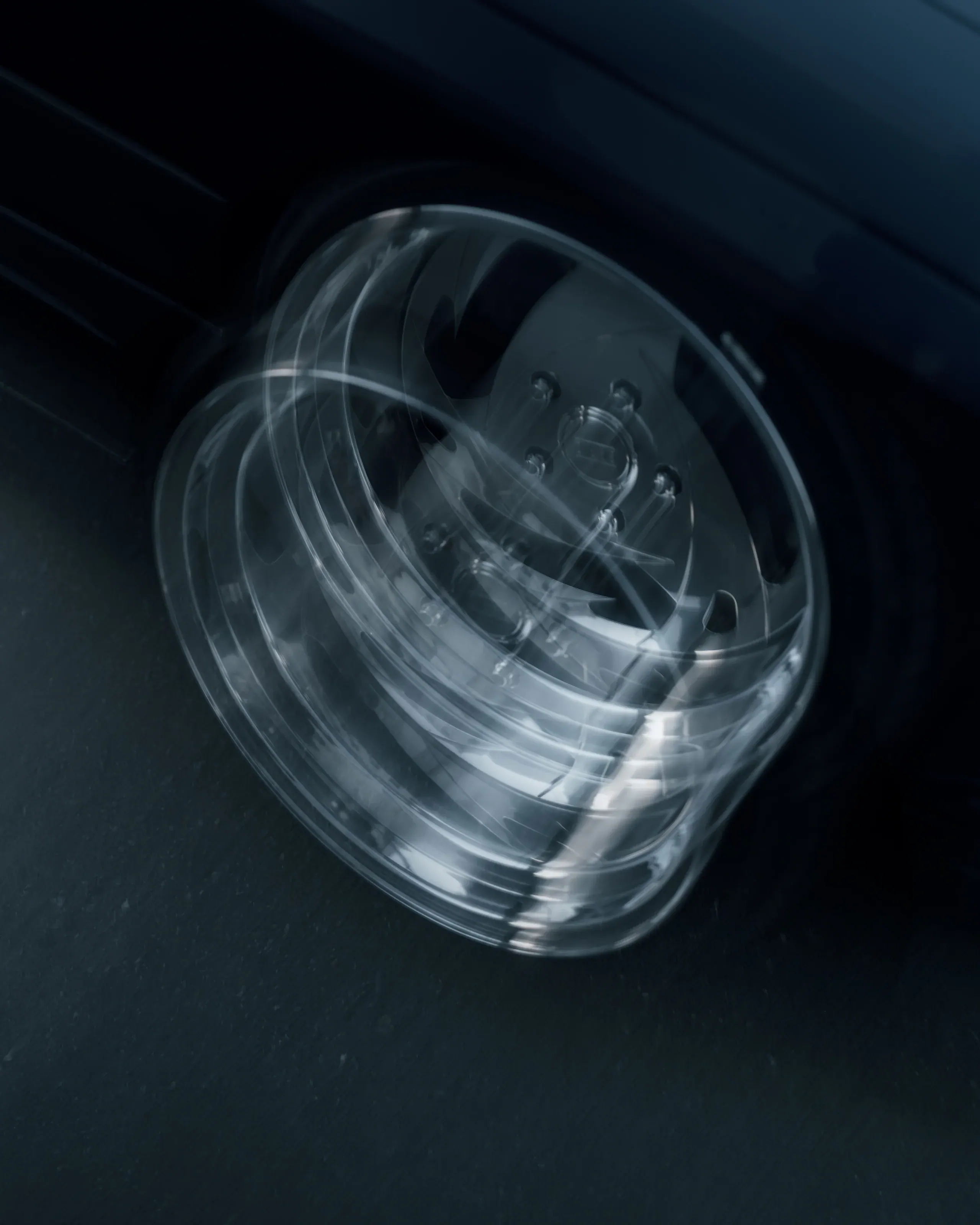 Zbliżenie obracającej się felgi BMW E36 podczas jazdy.